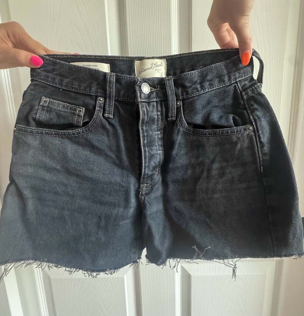 Universal Thread Women's 90s Baggy Mid-Rise Cut-Off Denim Shorts Black Wash Size